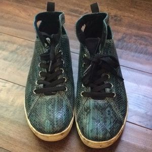 Blue grommet sneakers